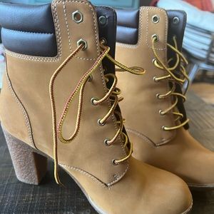 Timberland heeled boots size 9.5 woman’s